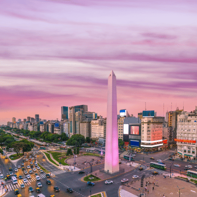 Vue du centre-ville de Buenos Aires avec l’Obélisque, illustrant l’expansion logistique de Nexline en Amérique latine