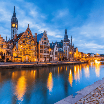 Vue nocturne de Gand illustrant les projets d'infrastructure urbaine de Nexline Group en Europe