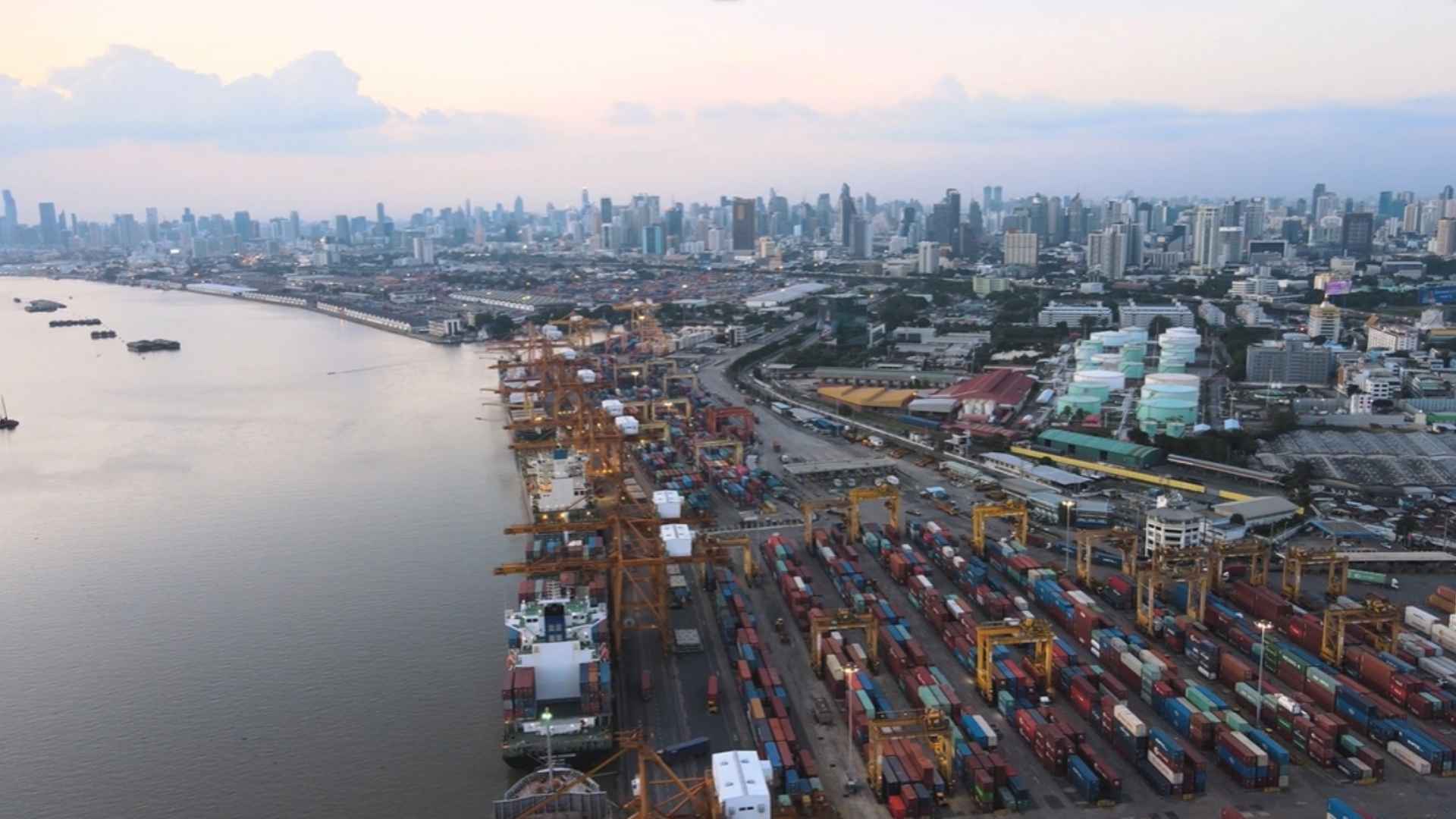 Vue aérienne d’un port industriel avec conteneurs, reflétant l’automatisation logistique selon Nexline