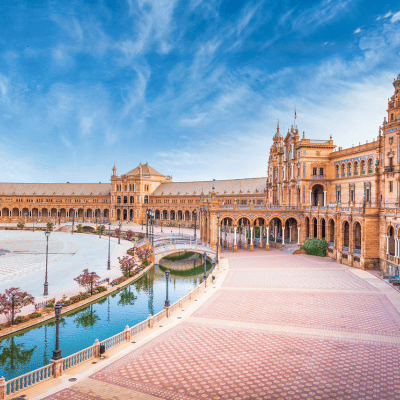Vue de la Place d’Espagne à Séville, symbole de l’implantation de Nexline en Europe du Sud