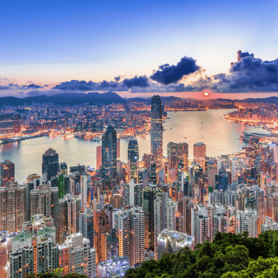 Vue panoramique de Hong Kong au coucher du soleil, avec la baie et les gratte-ciels – Nexline Group
