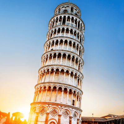Photo de la Tour de Pise au lever du soleil – symbole de l’expansion de Nexline en Italie