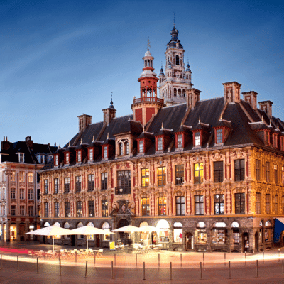 Photo de la Vieille Bourse à Lille au crépuscule, illustrant l’implantation de Nexline en Europe du Nord