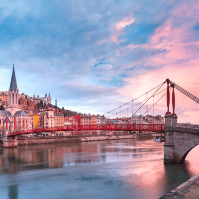Pont suspendu sur la Saône à Lyon, illustrant l’activité logistique de Nexline en France