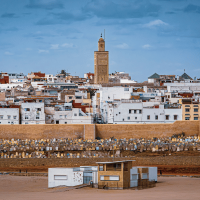 Vue de la médina de Rabat avec mosquée, représentant l’expansion logistique de Nexline au Maroc