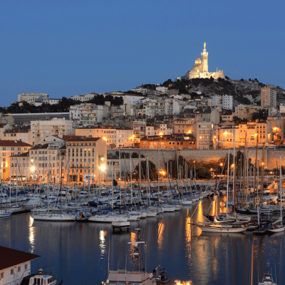 Vue du Vieux-Port de Marseille avec Notre-Dame de la Garde en arrière-plan – Nexline Group