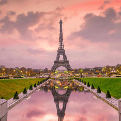 Tour Eiffel au coucher du soleil avec reflet, illustrant la présence logistique de Nexline en France
