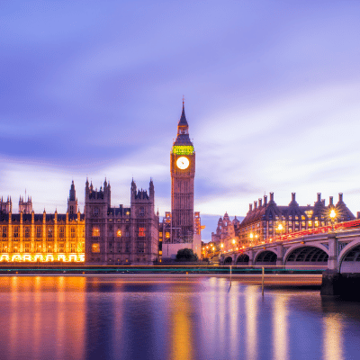 Vue nocturne du Big Ben à Londres, illustrant la présence logistique de Nexline au Royaume-Uni