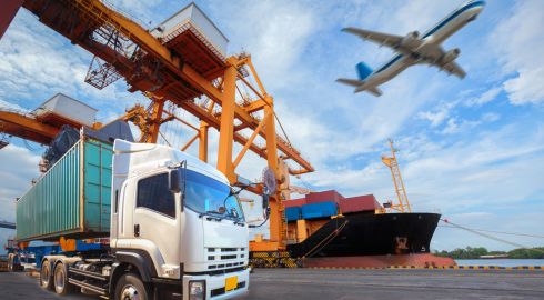 Camion, avion et navire illustrant la logistique multimodale et le transport routier selon Nexline