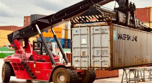 chariot élévateur manipulant un conteneur — fret maritime Asie-Europe Nexline Nexbox