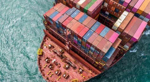 Navire porte-conteneurs illustrant les services de freight forwarding international de Nexline