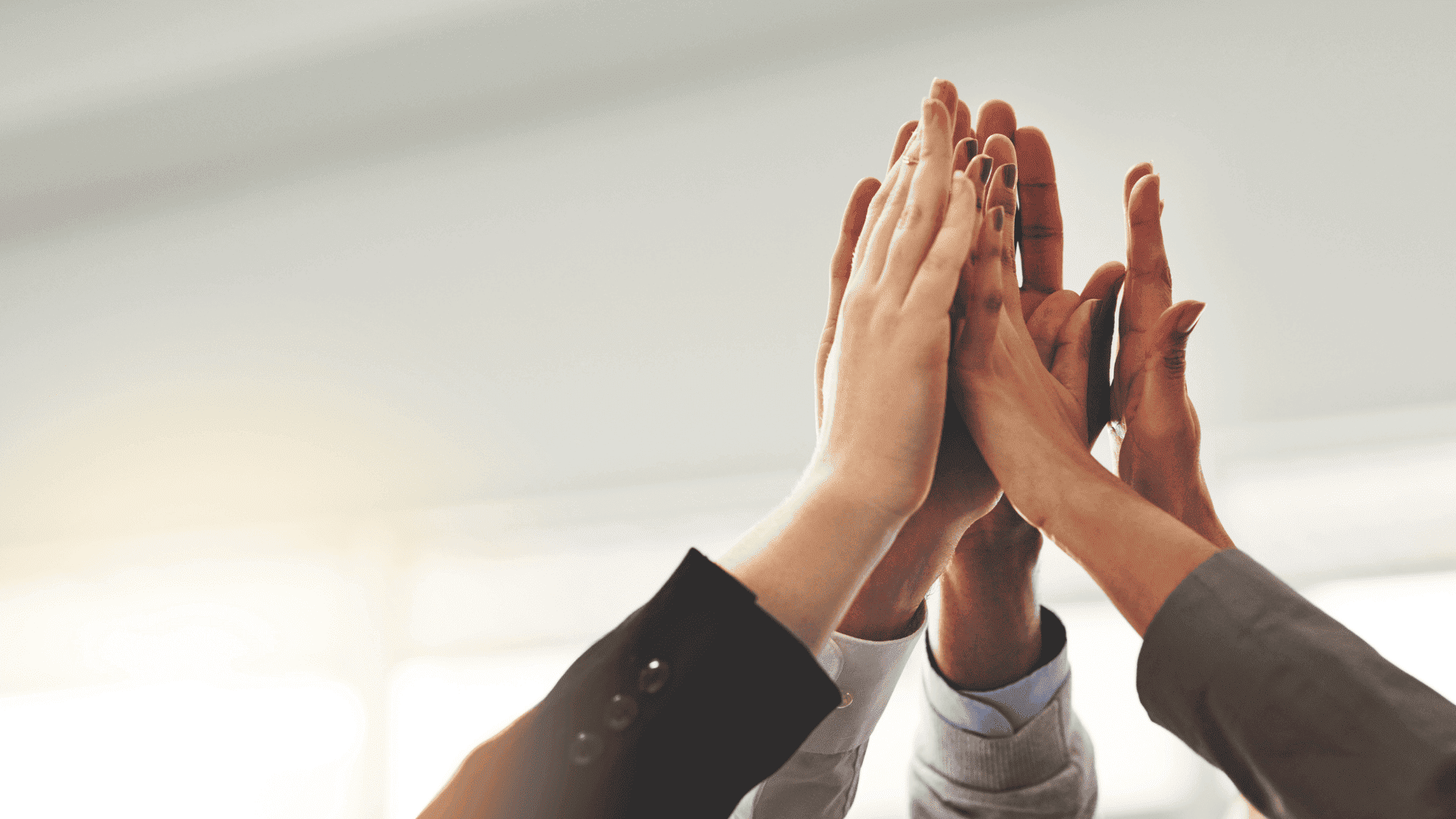 Mains unies illustrant la collaboration et l’approche humaine de la logistique Nexline