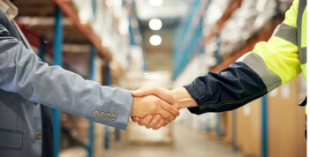 Poignée de main entre partenaires dans le secteur de la logistique internationale