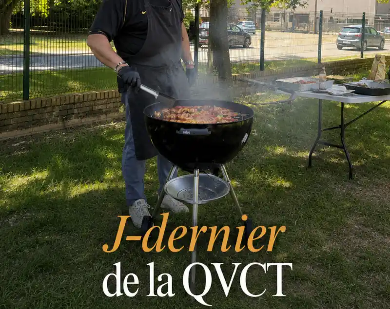 Collaborateur préparant un barbecue en extérieur pour clôturer la Semaine QVCT de Nexline Group.
