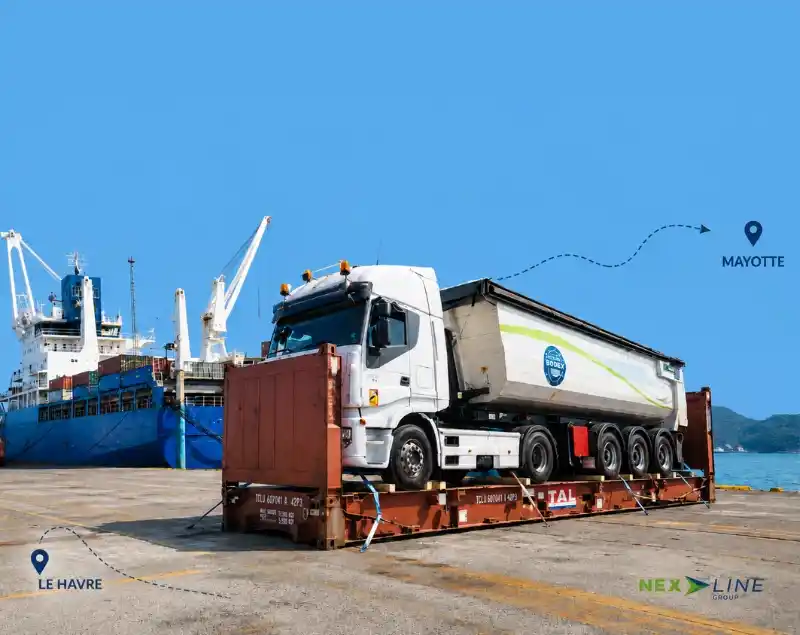 Camion chargé sur un Flat Rack pour une opération de transport maritime international entre Le Havre et Mayotte.