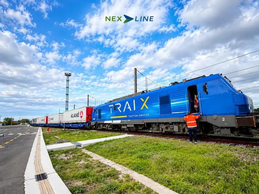 Locomotive bleue TRAIX transportant des marchandises par fret ferroviaire, illustrant le développement du transport multimodal à Dunkerque et l’engagement de Nexline.