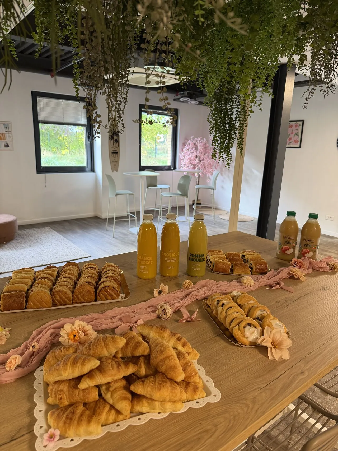 Petit-déjeuner organisé dans les bureaux Nexline pour Octobre Rose, avec des viennoiseries et une décoration rose.