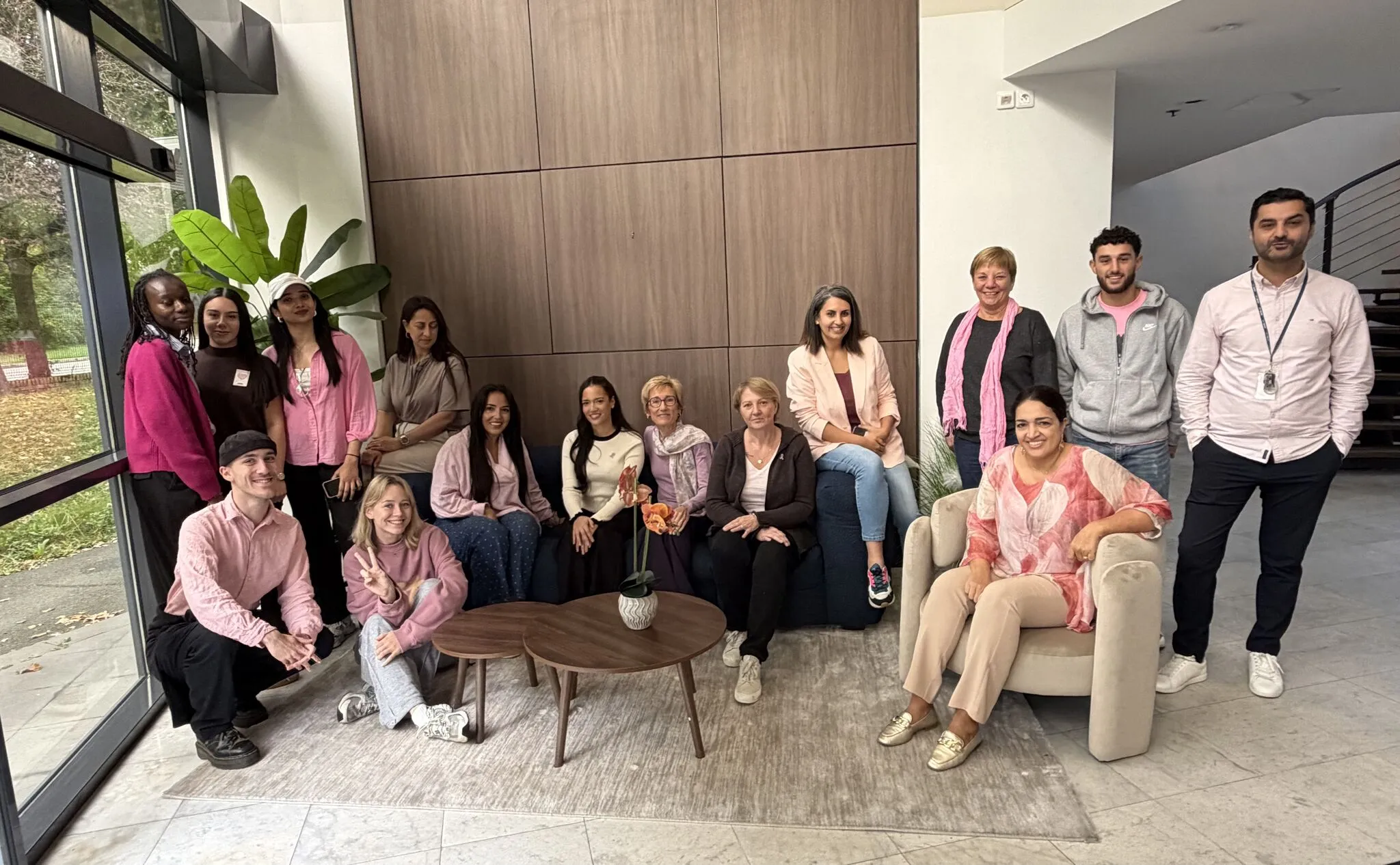 L'équipe Nexline réunie dans ses bureaux à l'occasion d'Octobre Rose, avec des vêtements et accessoires roses.