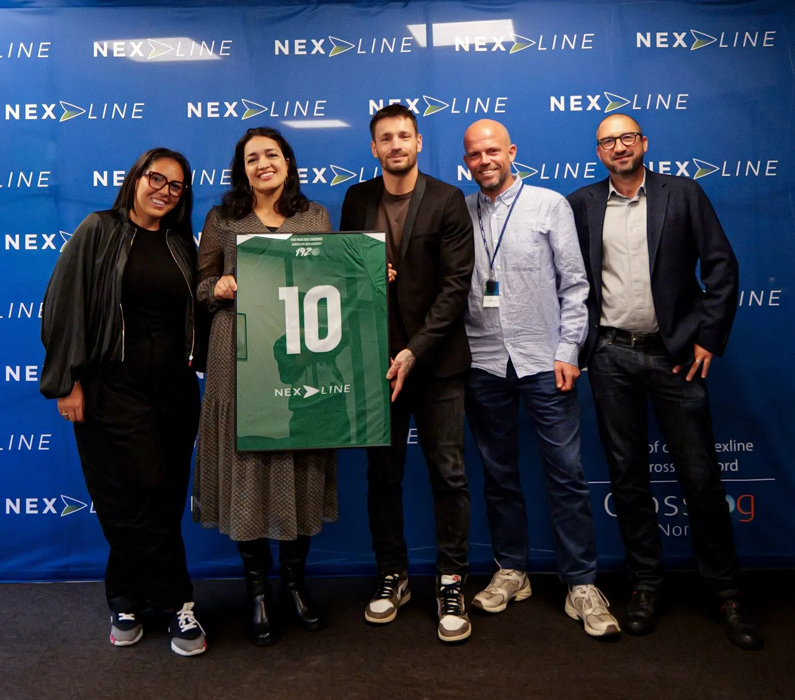 Photo de groupe des représentants de Nexline et de l'US Lesquin avec un maillot de football vert numéro 10 aux couleurs de Nexline.